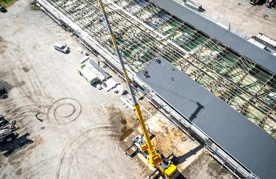 Vollständige Dachsanierung von Asbestdach auf Blechdacheindeckung einer Landwirtschaftshalle.
