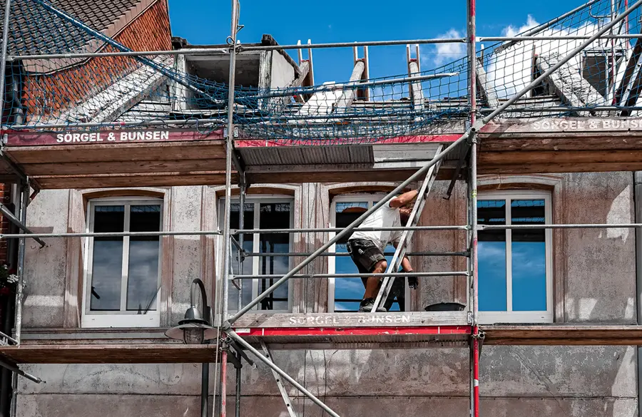 Kernsanierung Dachstuhl Altbau unter Einhaltung von Denkmalschutzvorgaben.