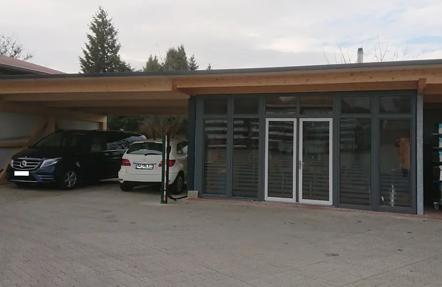Neubau eines Carports mit Glaselementen.