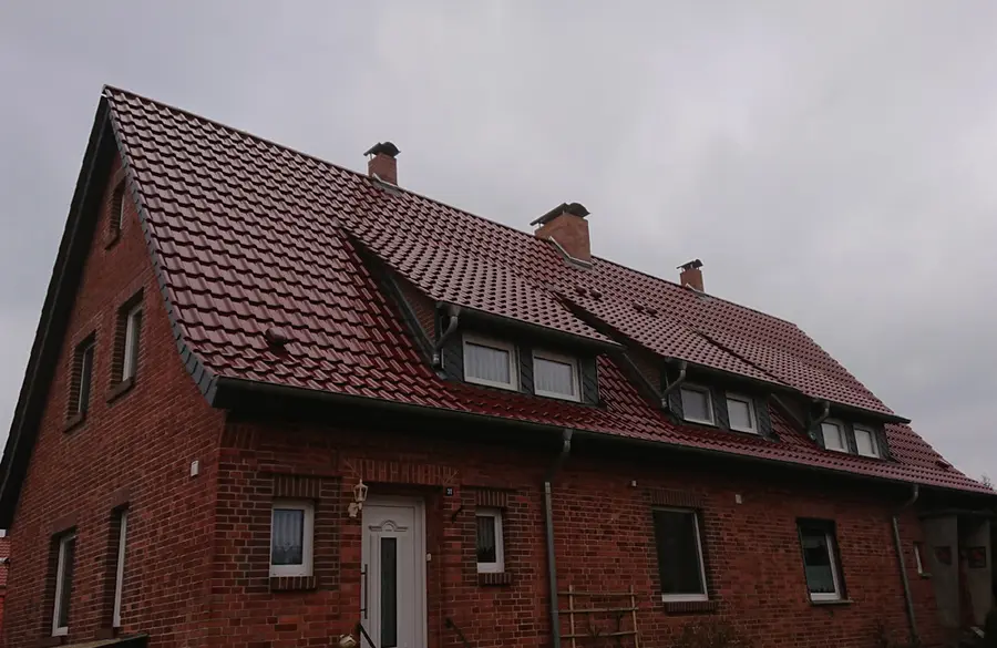 Neues Satteldach auf Doppelhäusern, Schleppgauben, Schornsteinkopfsanierung mit Haube.