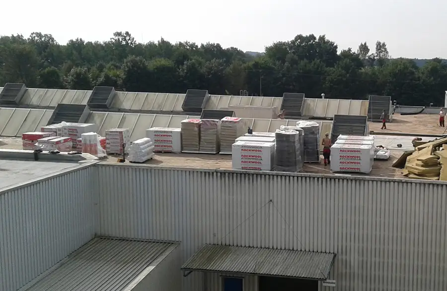 Flachdachbau und Flachdachrenovierung auf Industriehallen.