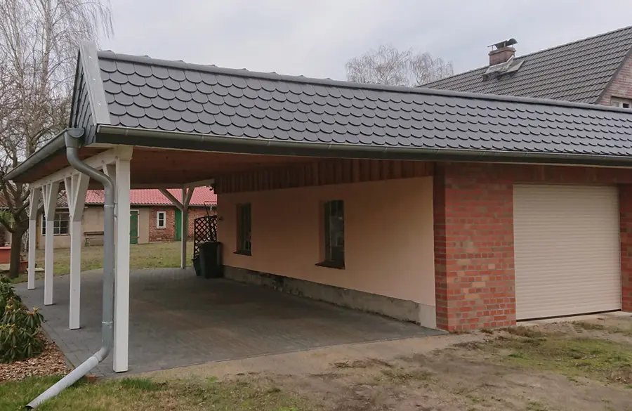 Dacherweiterung einer Garage mit Carport.