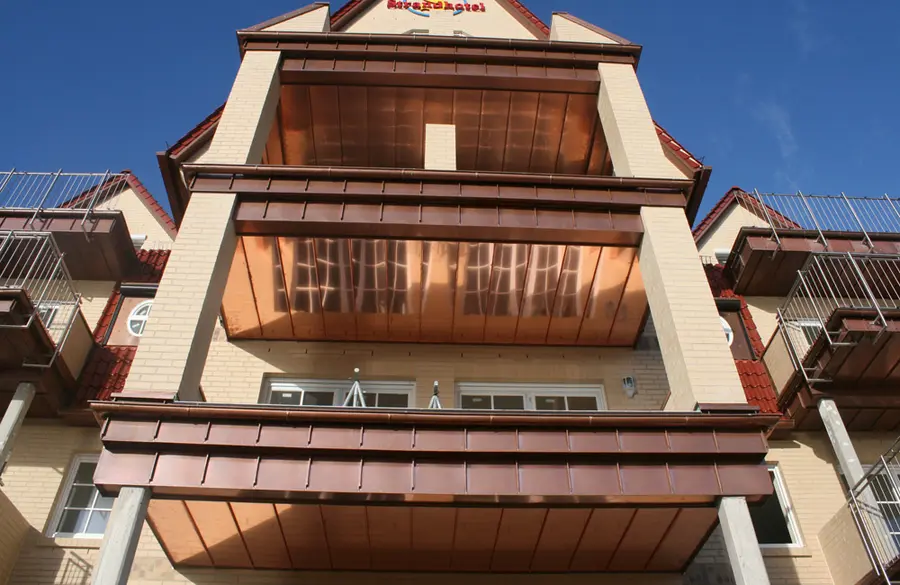 Dachneubau Gewerbeobjekt Hotel mit aufwendigen Kupferabdeckungen und Dachrinnen, Dachfensterinstallationen, Gaubenverkleidungen.
