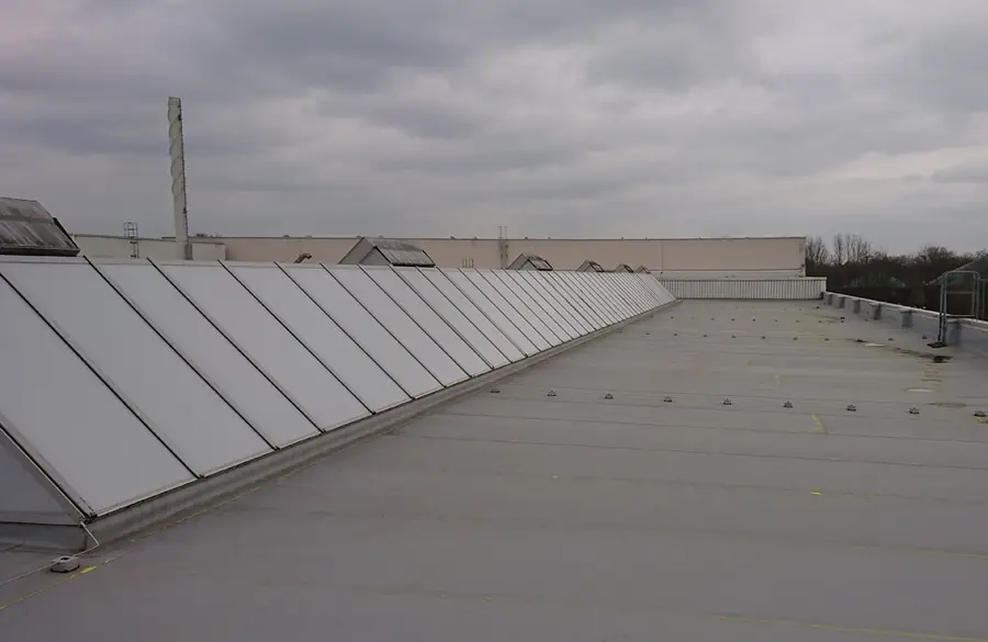 Flachdach einer Industriehalle mit Lichtbändern