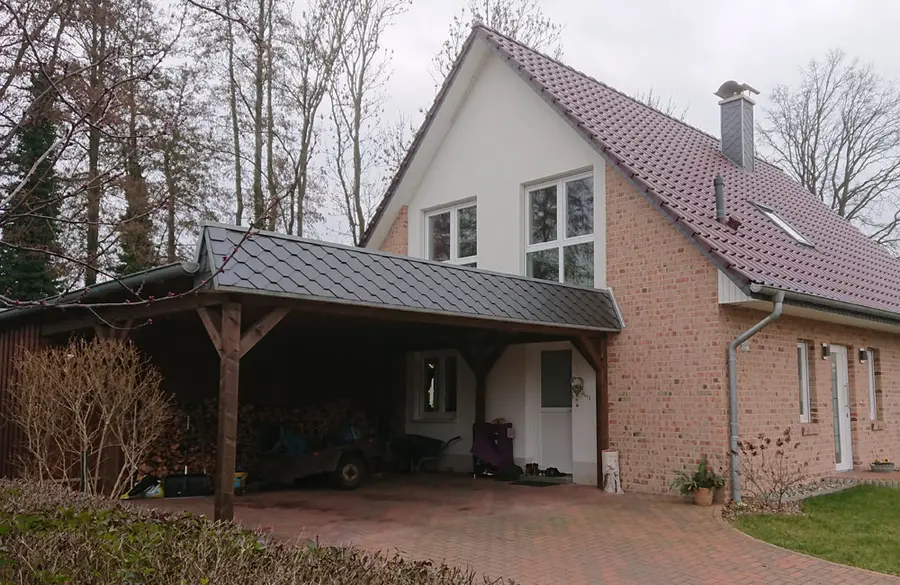 Satteldach bei Hausneubau mit Carport und Geräteschuppen, inklusive Dachstuhl.