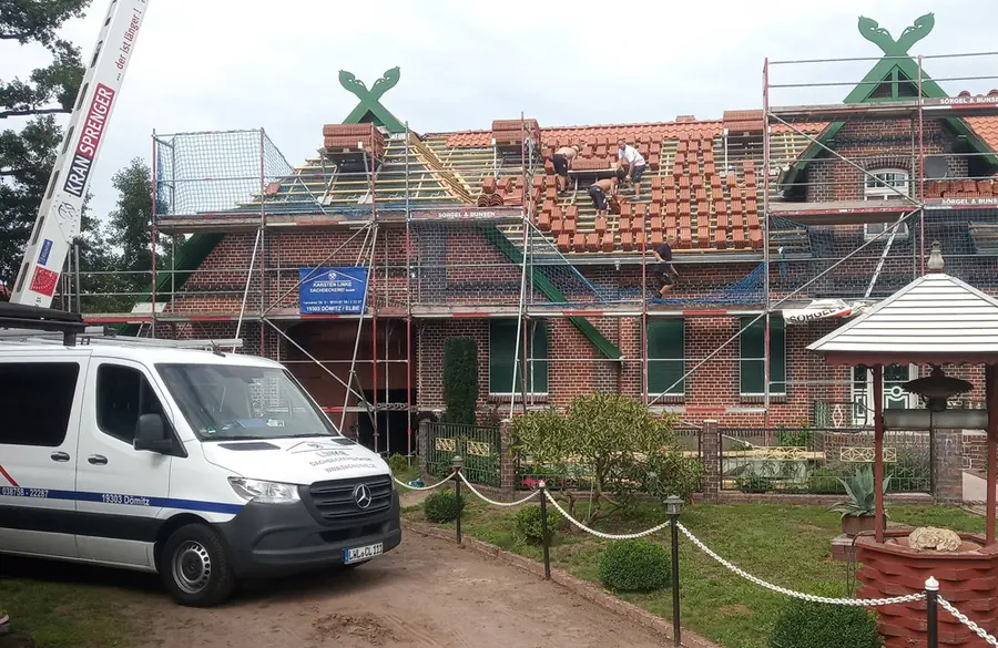 Altbausanierung mit Erneuerung des Dachstuhls, Scheunendach, große Gaubendeckung.