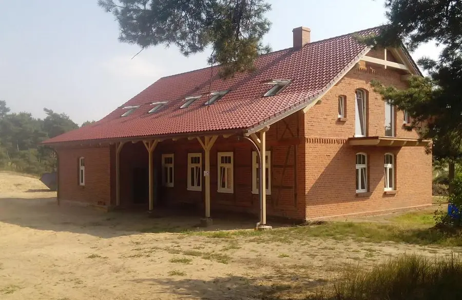 Dachneubau auf Altbau als Satteldach, Dachanschleppung als Terrassenüberdachung, Garage und Nebengebäude.