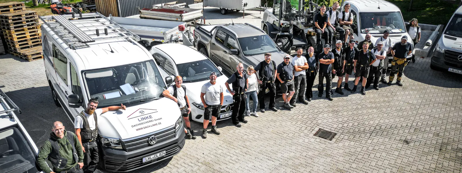 Das Team der Linke Dachdeckerei GmbH vor dem Firmengebäude